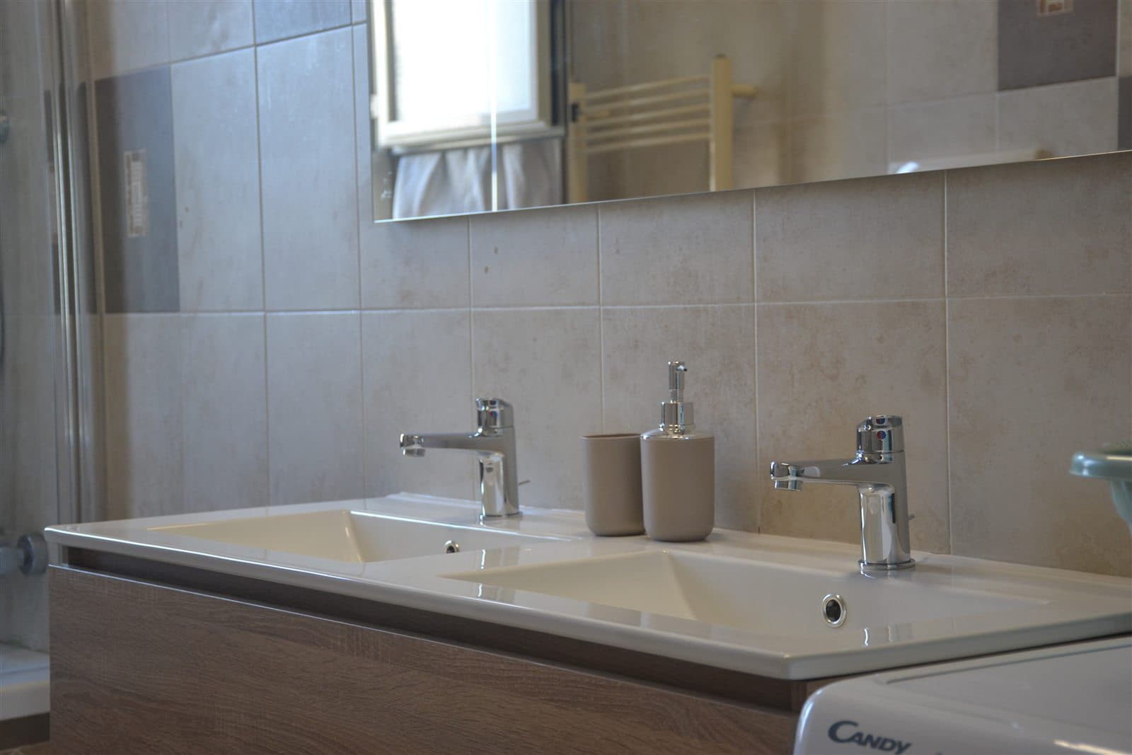Doppio lavabo del bagno con grande specchio