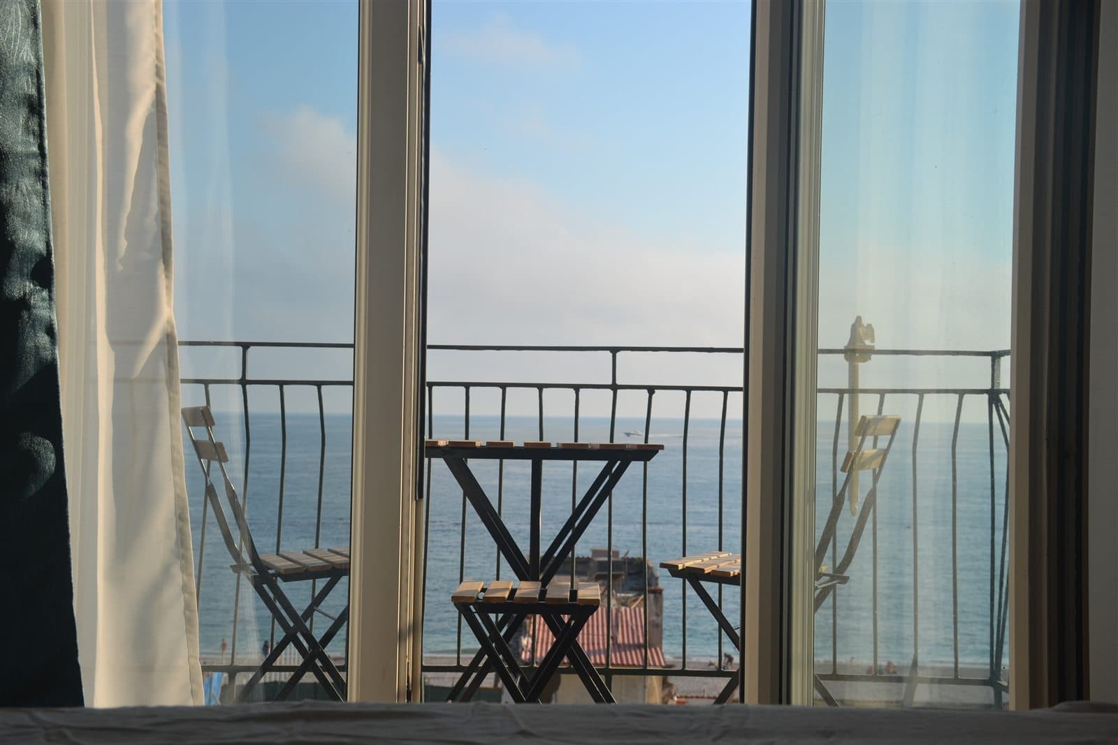 Balcone con tavolino e vista sul mare visto dalla camera