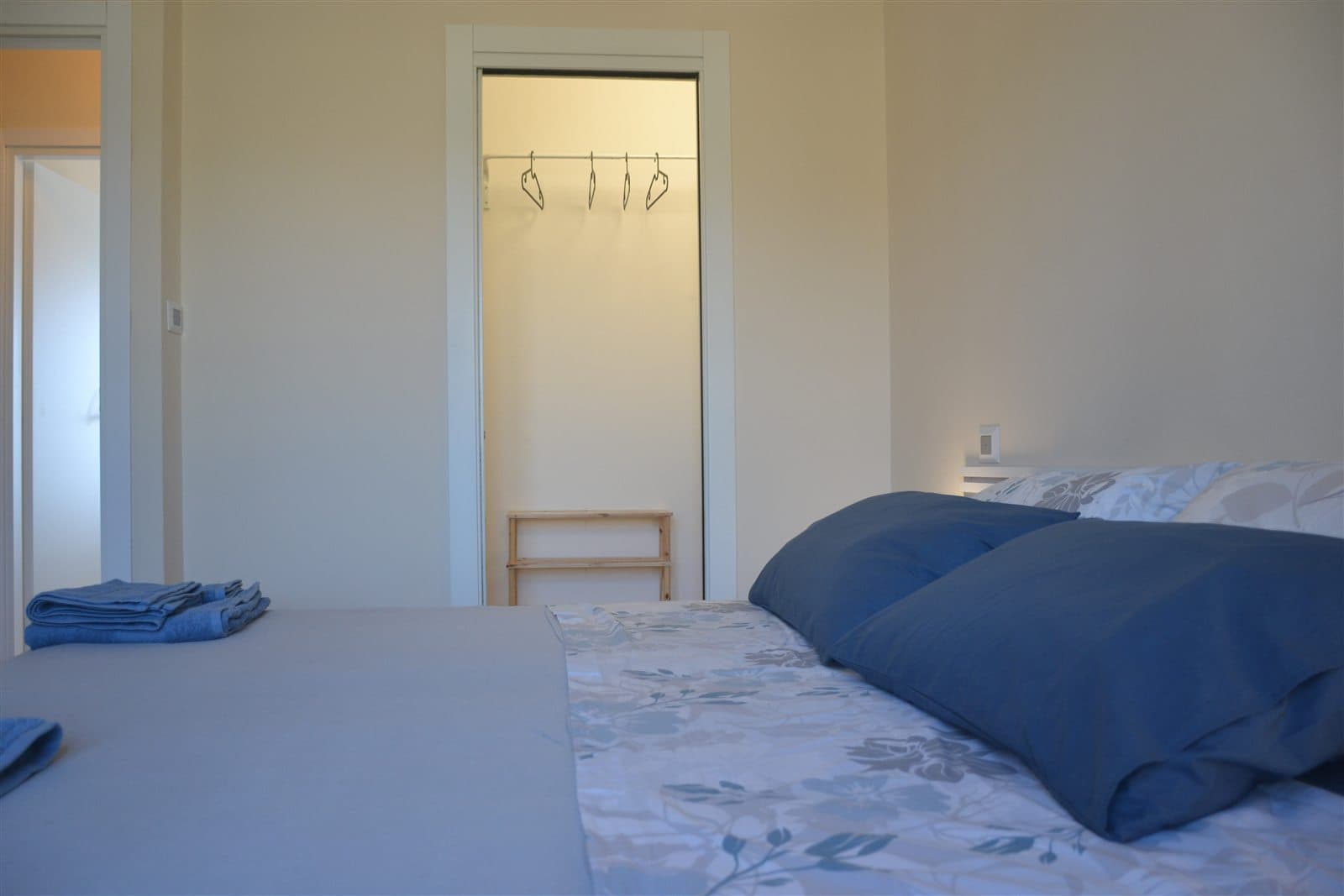 Seconda camera matrimoniale con letto e guardaroba