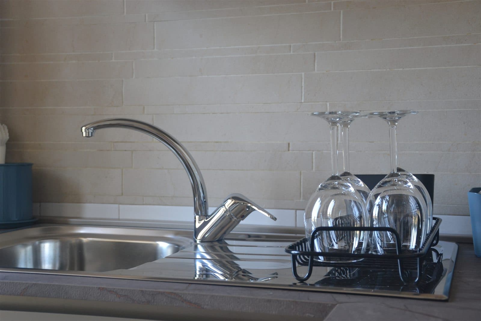 Lavello della cucina con calici e piano in acciaio