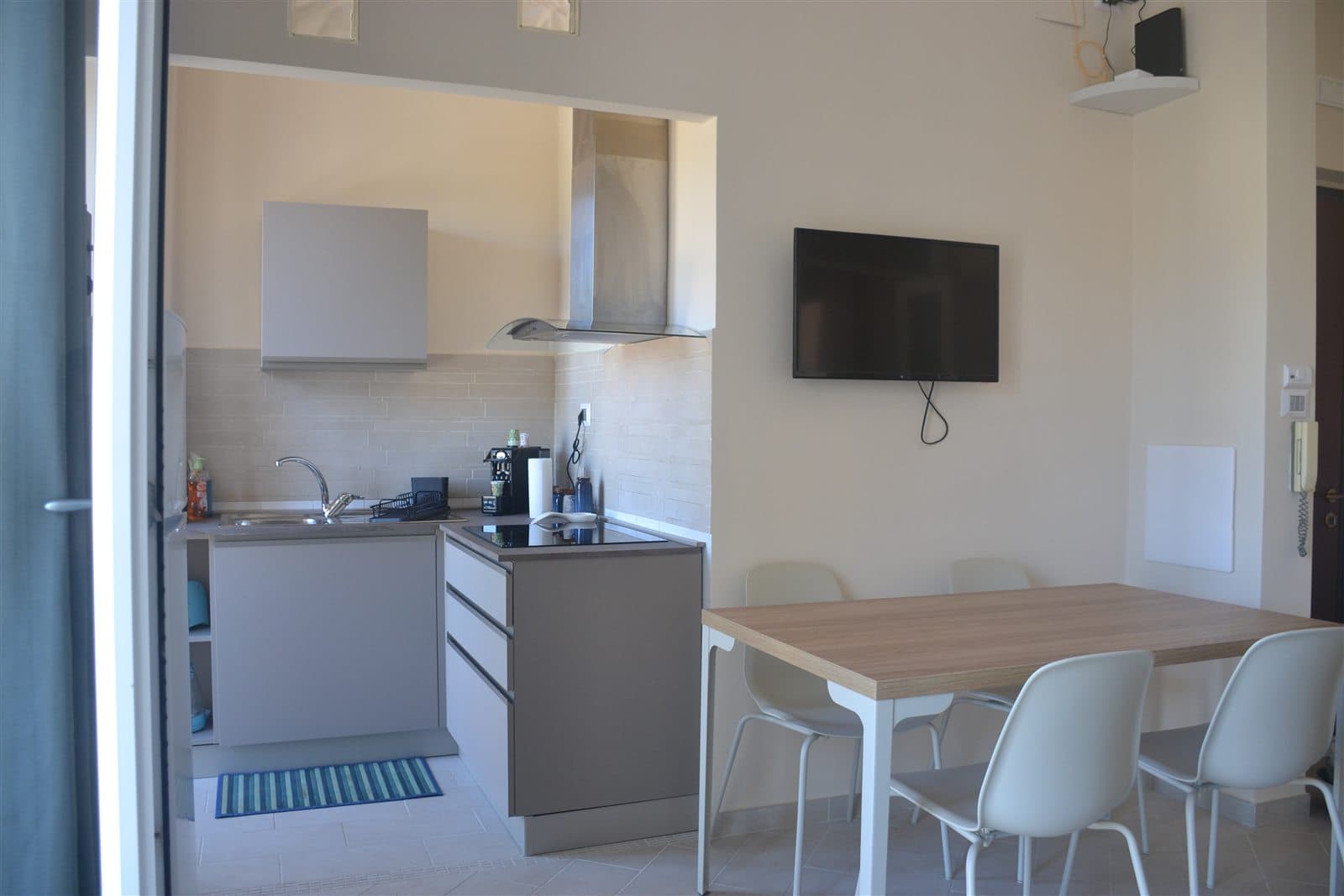 Cucina attrezzata collegata al soggiorno