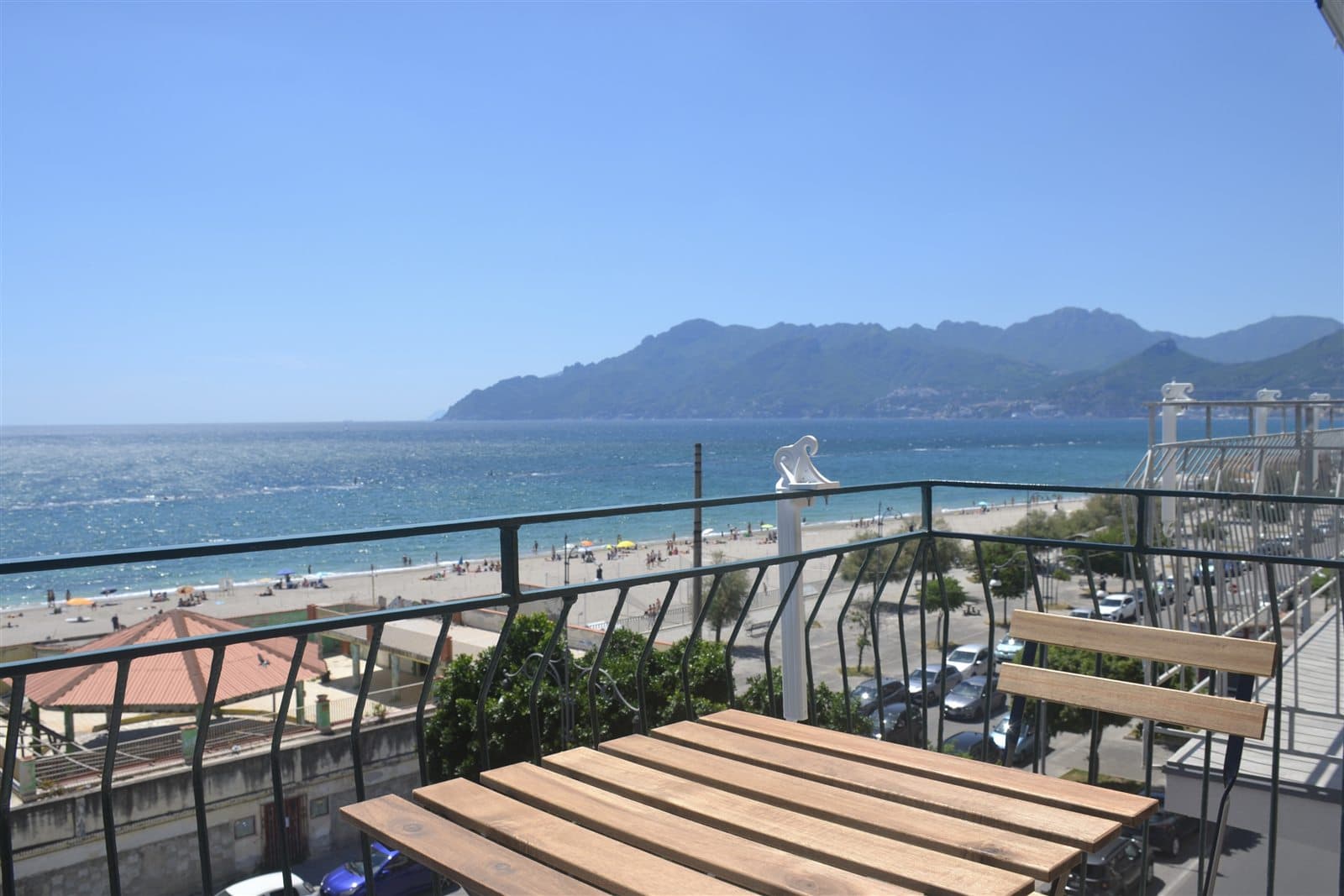 Tavolino sul balcone di Aria di Mare con vista sul mare e sui monti di Salerno