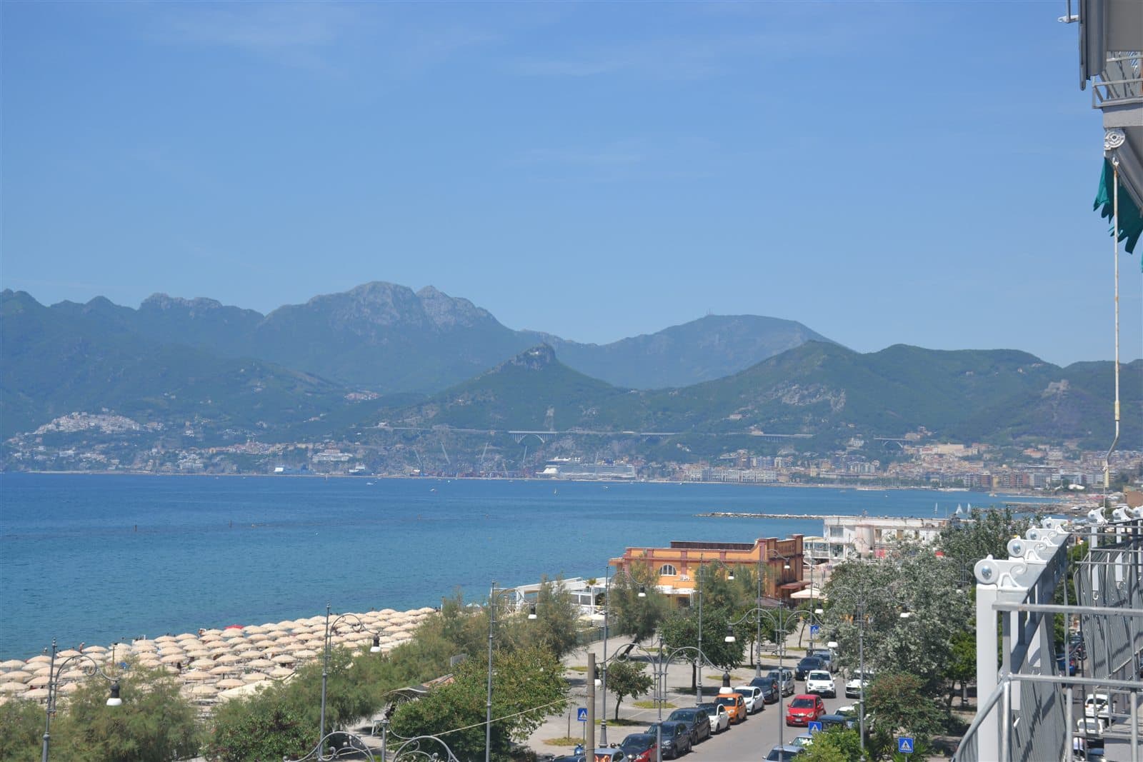 Vista aperta sul golfo, la spiaggia e le montagne di Salerno